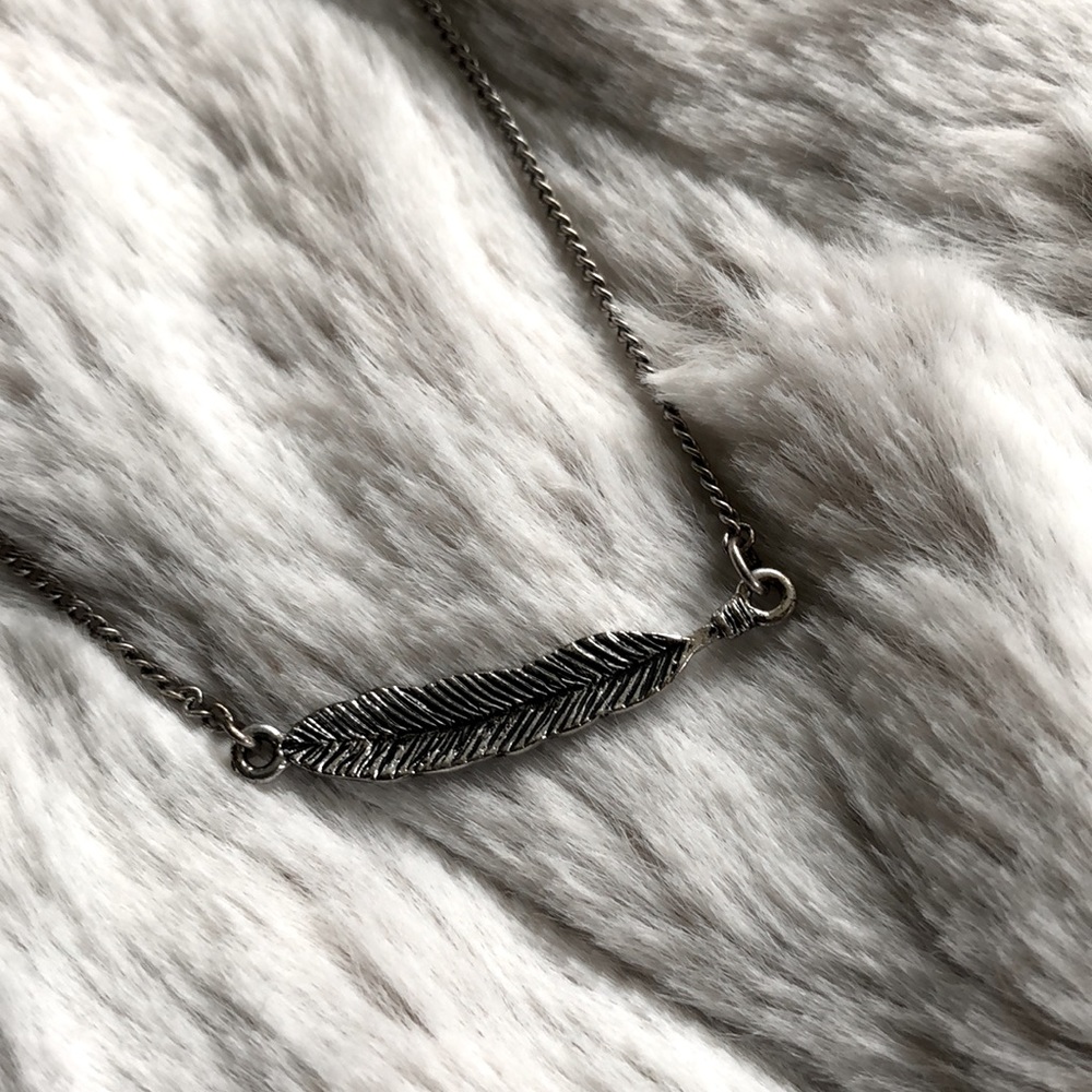 2/$25! ⭐️ Silver‎ feather pendant necklace - Picture 2 of 4